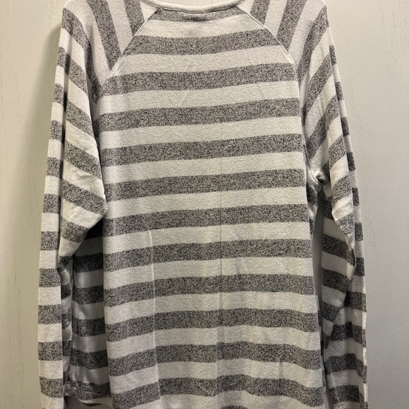 Liz Claiborne Long Sleeve Top. Size XXL. Gently used. Gray/White. - Picture 3 of 4